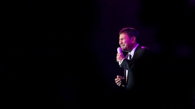 Penyanyi Harvey Benjamin Malaiholo atau Harvey Malaiholo membawakan sejumlah tembang miliknya dalam konser " 35 Tahun Berkarya Harvey Malaiholo-Tetaplah Bersamaku" di Plenary Hall, Jakarta Convention Centre, Senayan, Jakarta, Kamis (27/9) malam. Foto: Teresia May/ANTARA FOTO