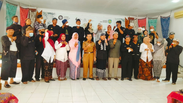 Lembaga Kebudayaan Indramayu dan Lembaga Bahasa dan Sastra Indramayu, dalam Peringatan Dina Basa Mimi Sejagat 2022, Senin (21/2/2022). Foto: Istimewa/Sukamto
