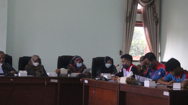 Perwakilan buruh melakukan audiensi dengan Komisi D DPRD Temanggung, Selasa (1/3/2022). Foto: ari/Tugu Jogja