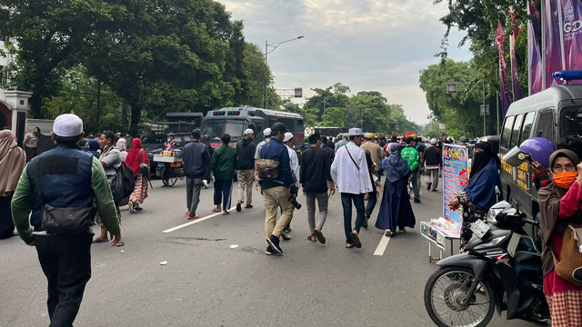 Massa aksi unjuk rasa di depan Kemenag membubarkan diri, lalu lintas kembali normal. Kamis (4/3/2022). Foto: Haya Syahira/kumparan