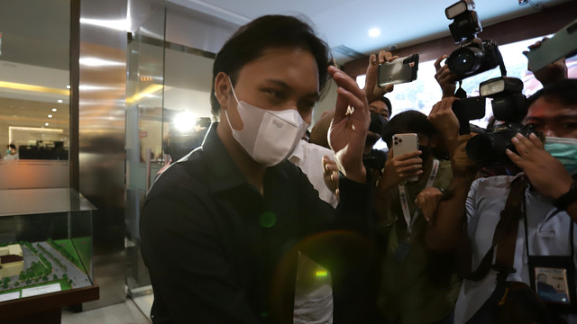 Penyanyi Rizky Febian memenuhi panggilan sebagai saksi terkait kasus Doni Salmanan di Bareskrim Mabes Polri, Jakarta, Rabu (16/3/2022). Foto: Agus Apriyanto