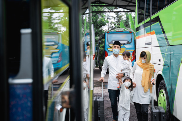 Ilustrasi perjalanan mudik dengan bus. Foto. Odua Images/Shutterstock