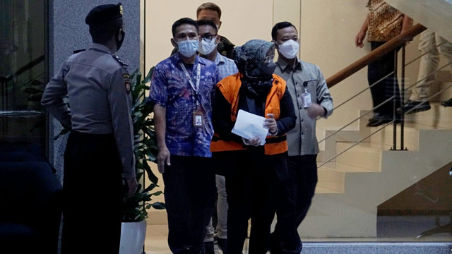 Bupati Bogor Ade Yasin gunakan rompi oranye setelah ditetapkan sebagai tersangka kasus korupsi di Gedung KPK, Jakarta pada Kamis (28/4/2022). Foto: Iqbal Firdaus/kumparan