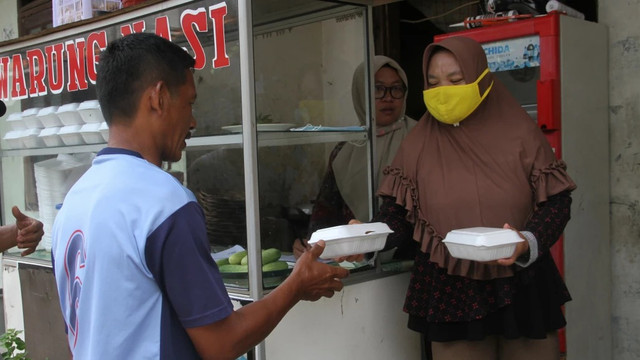 Ilustrasi. Distribusi bantuan makan kepada warga yang membutuhkan di Ciputat.