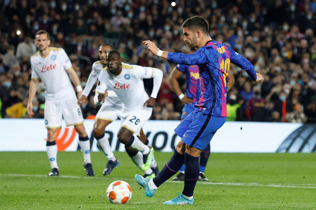 Pemain FC Barcelona Ferran Torres mencetak gol ke gawang Napoli pada pertandingan play off 16 besar Liga Europa di Camp Nou, Barcelona, Spanyol.
 Foto: Albert Gea/REUTERS