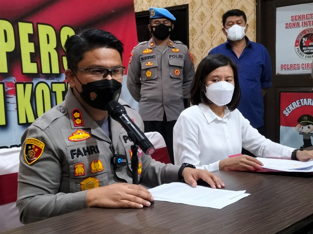 Kapolres Cirebon Kota AKBP M. Fahri Siregar memberikan keterangan kepada awak media terkait penetapan Nurhayati menjadi tersangka.(Juan)