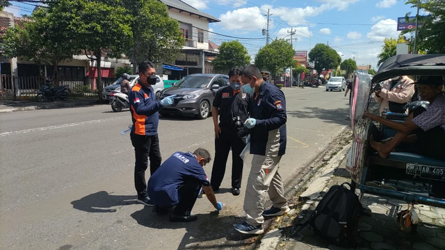 Petugas melakukan olah TKP di lokasi seorang pria berinisial D (18) diduga disabet gir oleh orang tak dikenal hingga tewas di Jalan Gedongkuning, Kota Yogyakarta. Foto: Arfiansyah Panji Purnandaru/kumparan