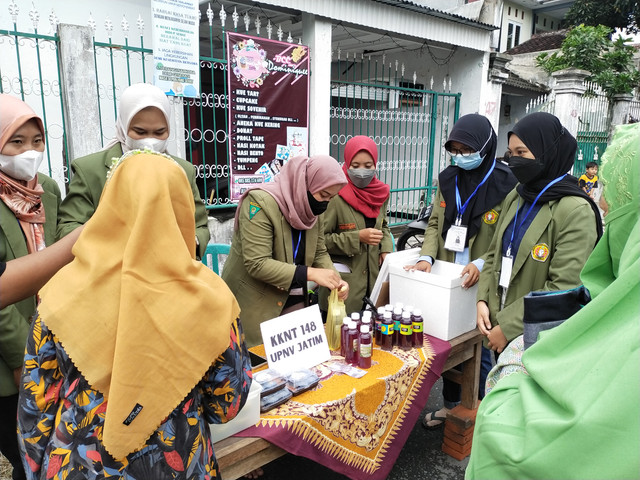 Stand bazar yang didirikan oleh Kelompok 148 (https://www.instagram.com/kknt148upnvjt/)