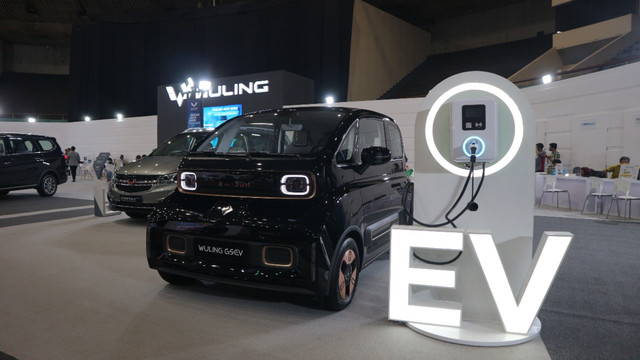 Ada mobil listrik mungil Wuling berbasis platform GSEV di booth Wuling di Gaikindo Jakarta Auto Week (JAW) 2022.  Foto: Ghulam Muhammad Nayazri / kumparanOTO