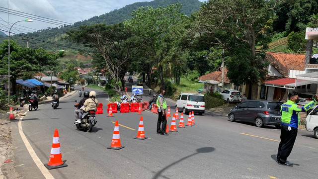 Lalu Lintas Limbangan Macet, Kendaraan Dari Cagak Nagreg Dialihkan ke Arah Garut Kota. Foto: Ulfah Salsabila/kumparan