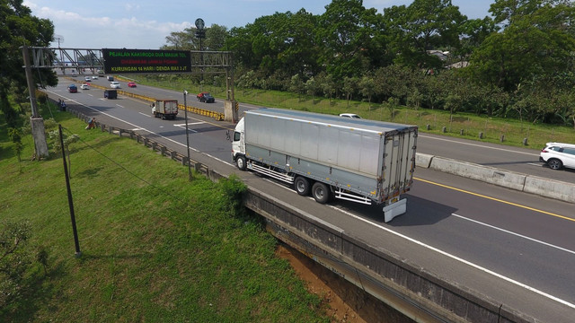 Truk ODOL (Over Loaded, Over Dimension) melintas di jalan tol. Foto: Jasa Marga