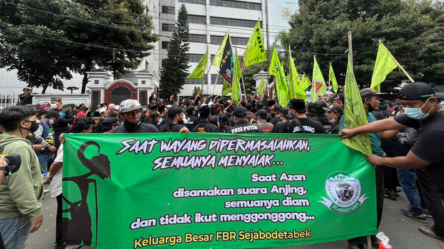Massa aksi unjuk rasa yang di depan kantor Kementrian Agama RI, Jumat (25/2/2022) Foto: Haya Syahira/kumparan