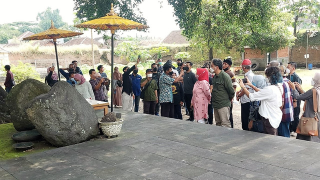 Dirjen Kebudayaan Kemendikbud Ristek Hilmar Farid (baju hijau) dan Bupati Sukoharjo Etik Suryani (baju merah) mendengarkan penjelasan terkait kawasan bekas Keraton Kartasura, Minggu (24/04/2022). FOTO: Fernando Fitusia