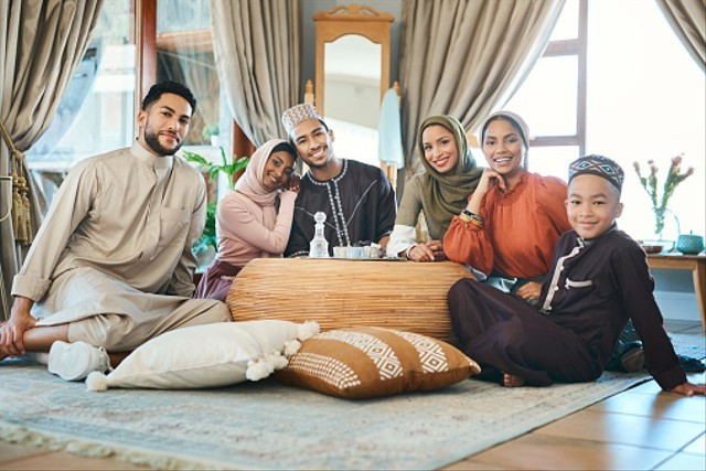 Ilustrasi ngabuburit bersama keluarga. Foto. dok. PeopleImages (Unsplash.com)