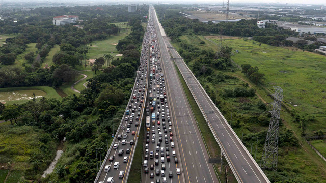 Sejumlah kendaraan memadati ruas jalan tol Jakarta-Cikampek kilometer 47. Foto: M Risyal Hidayat/ANTARA FOTO