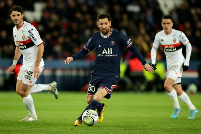 Pemain Paris Saint-Germain (PSG) Lionel Messi berusaha melewati pemain Lorient pada pertandingan lanjutan Liga Prancis di Parc des Princes, Paris, Prancis. Foto: Sarah Meyssonnier/REUTERS