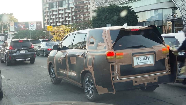 Sebuah mobil yang diduga Toyota Kijang Innova terbaru sedang diuji jalan di Thailand. Foto: Facebook/Natthapon Matsarat