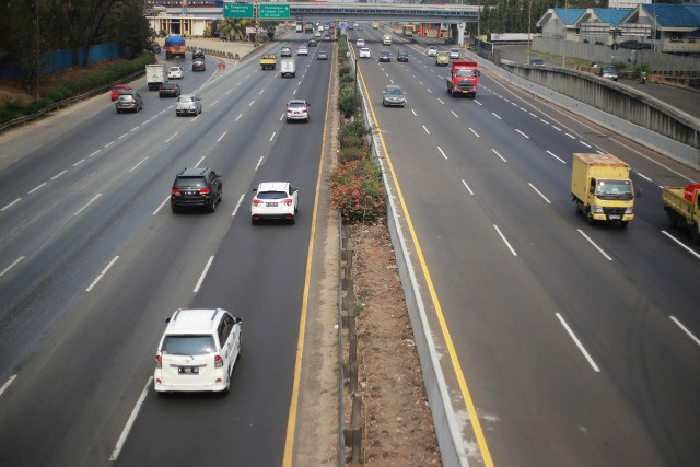 Kendaraan melintas di jalan tol Jakarta-Tangerang, Banten, Senin (28/10). Foto: ANTARA FOTO/Fauzan