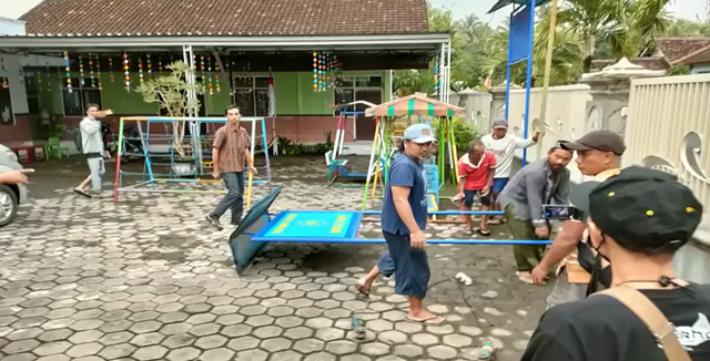 Sejumlah warga di Banyuwangi membongkar plang Muhammadiyah. (Ist)
