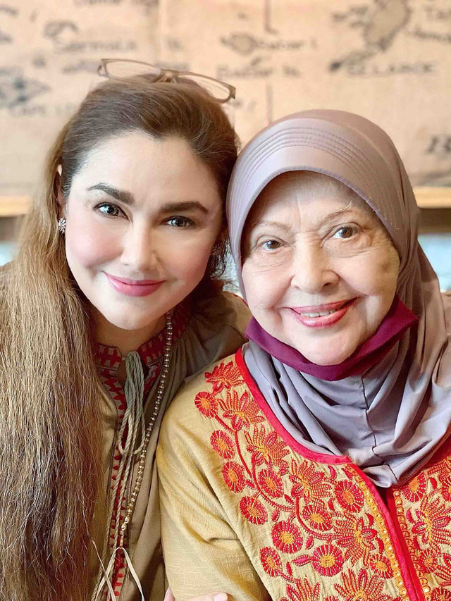 Nia Zulkarnaen dan ibunya. Foto: Instagram.com/alenia259/