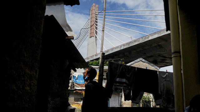 Warga beraktivitas di permukiman padat di bawah Jembatan Pasupati, Bandung, Jawa Barat, Selasa (22/2/2022). Foto: Raisan Al Farisi/ANTARA FOTO