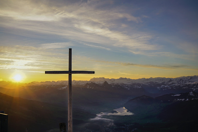 Ilustrasi salib, simbol agama Kristen. Foto: Unsplash