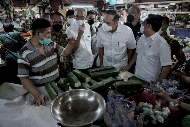 Menteri Perdagangan Muhammad Lutfi dan Dirjen Perdagangan Dalam Negeri Kementerian Perdagangan (Kemendag) Oke Nurwana (tengah) meninjau ketersediaan bahan pokok di Pasar Jaya Rawamangun, Jakarta Timur, Kamis (14/4/2022). Foto: Jamal Ramadhan/kumparan