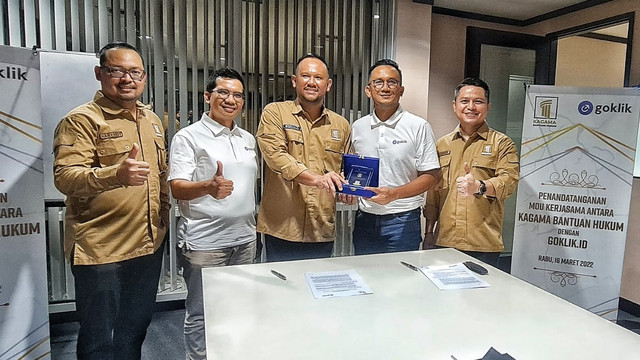 Dari kiri ke kanan, Harvardy (Kabid Kerjasama KAGAMA), Saat Prihartono (Co-Founder Goklik), Ketua KAGAMA Bantuan Hukum Romulo Silaen, CEO Goklik Fiter Bagus Cahyono, dan Bendahara Umum KAGAMA Bantuan Hukum Ngurah Firnanda, seusai penandatanganan kerjasama Foto: Istimewa