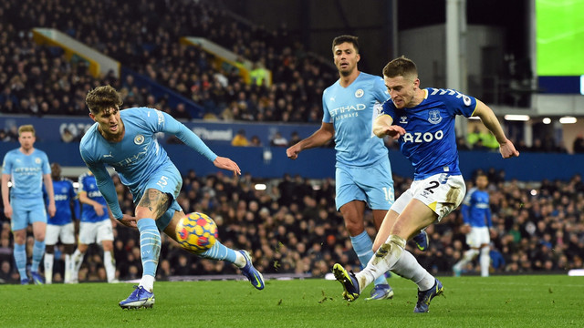 Pemain Everton Jonjoe Kenny menembak ke gawang Manchester City di Goodison Park, Liverpool, Inggris, Sabtu (26/2/2022). Foto: Peter Powell/REUTERS
