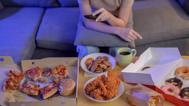 Ilustrasi makan malam. Foto: Theera Disayarat/Shutterstock