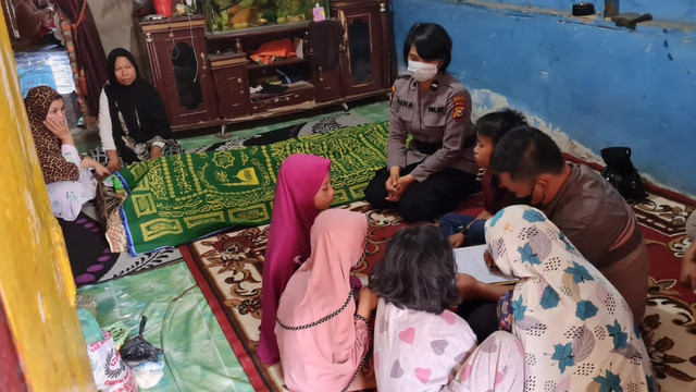 SEORANG anak belasan tahun terbujur kaku di rumahnya usai terseret arus Sungai Sosa, Tambusai Tengah, Rokan Hulu, Riau saat sedang mandi-mandi, Kamis pagi (29/4/2022). (FOTO: SELASAR RIAU/POLRES ROKAN HULUR)