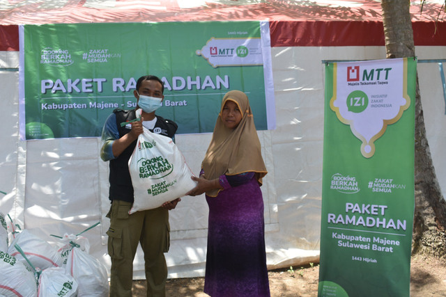 IZI Sulsel-MTT Salurkan 50 Paket Ramadhan di Desa Mekkatta