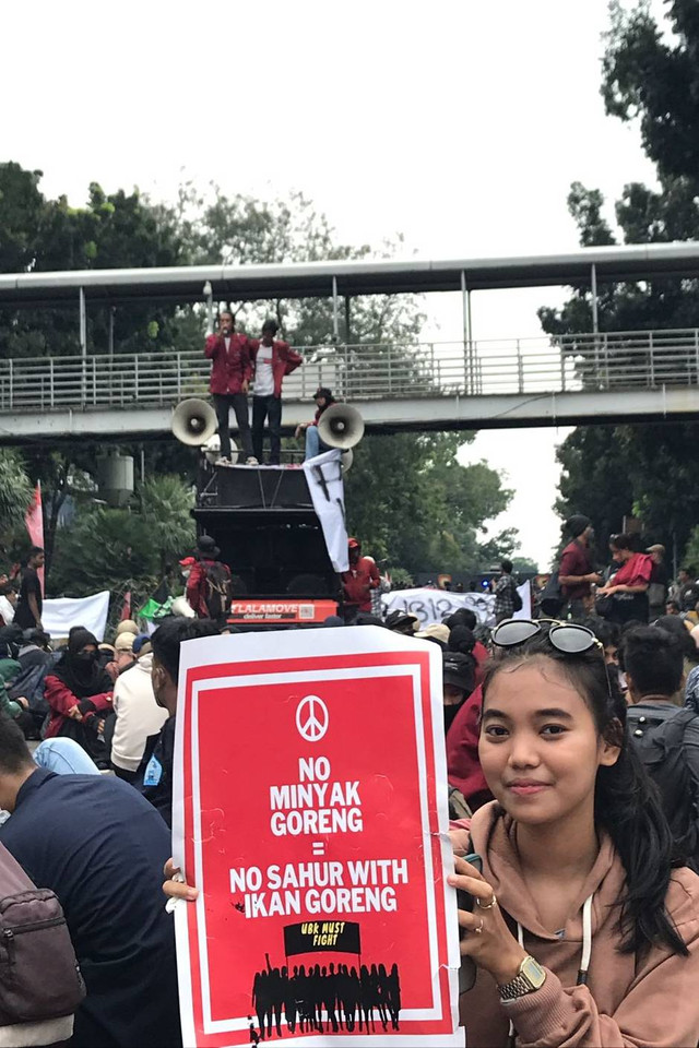 Demonstran membawa poster tuntutan saat demo 11 April di Kawasan Istana Negara, Jakarta, Senin (22/4). Foto: Hedi/kumparan