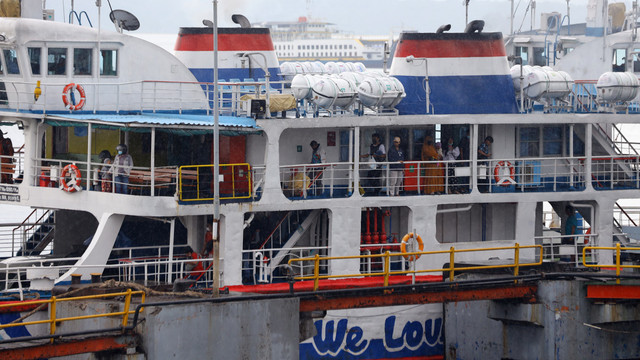 Penumpang bersiap turun dari kapal penyeberangan di Pelabuhan Ketapang, Banyuwangi, Jawa Timur, Selasa (19/4/2022). Foto: Budi Candra Setya/ANTARA FOTO