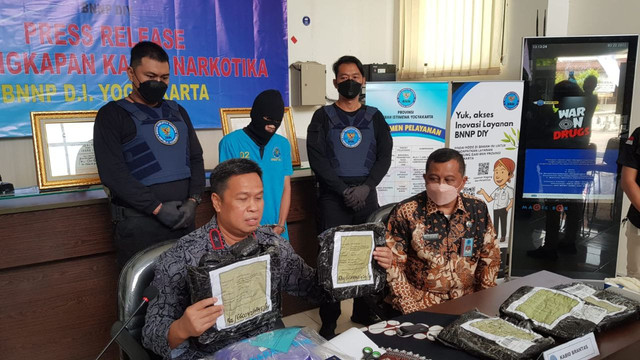 BNNP DIY saat melakukan konferensi pers tentang peredaran narkoba di asrama mahasiswa di Yogyakarta. Foto: Birgita/Tugu Jogja