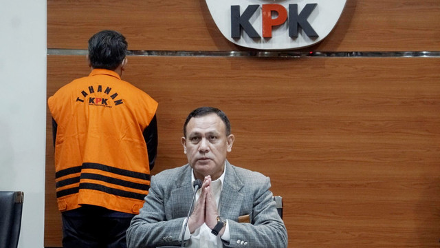Ketua KPK Firli Bahuri saat konfrensi pers OTT Bupati Bogor Ade Yasin setelah ditetapkan sebagai tersangka kasus korupsi di Gedung KPK, Jakarta pada Kamis (28/4/2022). Foto: Iqbal Firdaus/kumparan