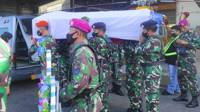 Pemberangkatan jenazah Pratu Mar Dwi Miftahul Ahyar, korban penembakan kelompok separatis teroris Papua di Nduga. (Foto Pendam Cenderawasih) 