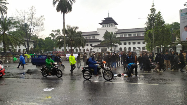 Massa aksi di depan Gedung Sate Bandung membubarkan diri. Arus lalu lintas kembali normal pada Senin (11/4). Foto: Rachmadi Rasyad/kumparan