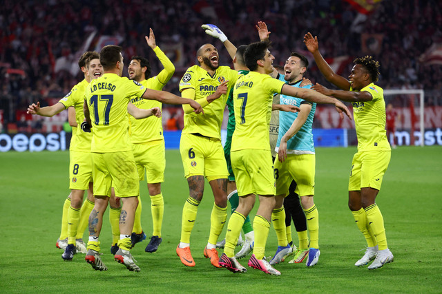Selebrasi pemain Villarreal usai mengalahkan Bayern Munich pada pertandingan perempat final Liga Champions di Allianz Arena, Munich, Jerman. Foto: Kai Pfaffenbach/Reuters