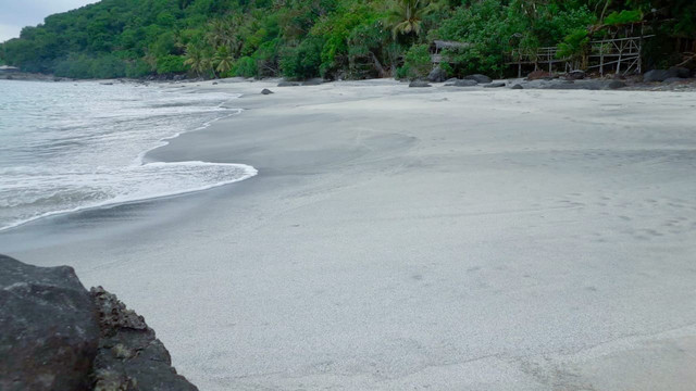 Hamparan pasir putih di Desa Sikka, Kecamatan Lela, Kabupaten Sikka. Foto : Athy Meaq