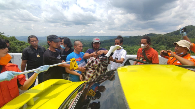 Tersangka pembunuhan bidan Sweetha Kusuma Gatra Subardiya (32), Donny Christiawan Eko Wahyudi saat memperagakan adegan reka ulang. Foto: Intan Alliva/kumparan