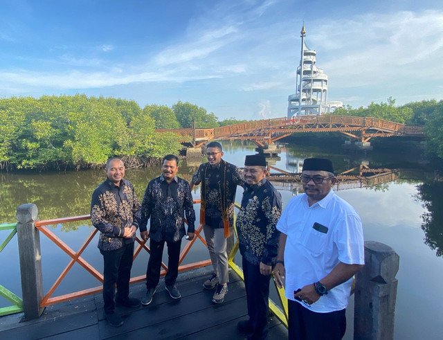 Sandiaga Uno (tengah) bersama Kadisbudpar Aceh dan Wali Kota Langsa di Taman Hutan Mangrove. Foto-foto: Disbudpar