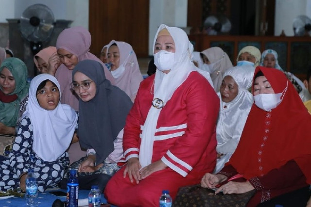 Wagub Kepri, Marlin Agustina saat menggelar Safari Ramadan di Masjid Agung Natuna (Foto: Yanto/Batamnews)