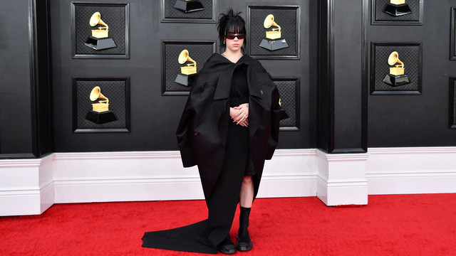 Billie Eilish berpose di karpet merah Grammy Awards ke-64 Tahunan di MGM Grand Garden Arena di Las Vegas, Nevada, AS, Minggu (3/4/2022). Foto: Angela Weiss/AFP