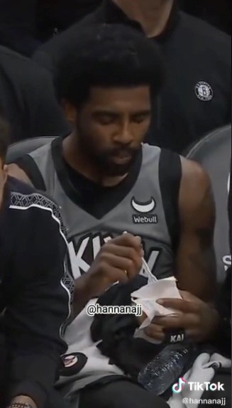 Momen pebasket NBA sempatkan berbuka puasa saat timnya tengah bertanding. (Foto: TikTok/@hannanajj).