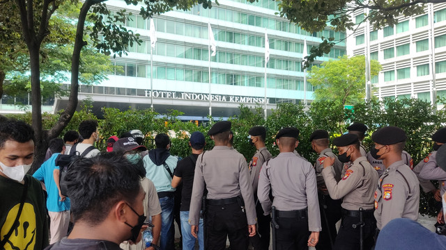 Penggemar MotoGP di depan Hotel Kempinski, Jakarta, dibubarkan polisi, Rabu (16/3/2022). Foto: Jonathan Devin/kumparan