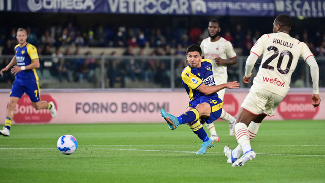 Pemain Hellas Verona Giovanni Simeone menendang bola ke arah gawang AC Milan pada pertandingan lanjutan Liga Italia di Stadion Marc'Antonio Bentegodi, Verona, Italia. Foto: Miguel MEDINA / AFP