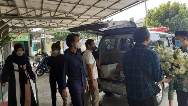 Suasana pemakaman Ibu dari Eross Candra Sheila On 7 di Yogyakarta, Selasa (26/4/2022)