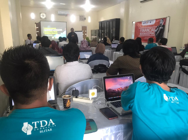 Coach Salim Suharis, konsultan yang juga Founder Alam Raya Group dari Surabaya menyampaikan materi.dok