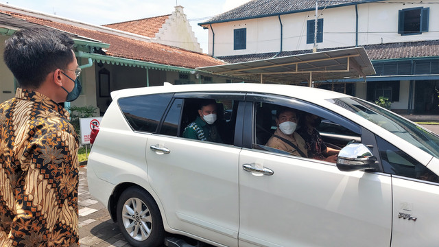 Joko Wahyudi mengendarai mobil dinas yang ditumpangi Wali Kota Solo Gibran Rakabuming Raka. FOTO: Fernando Fitusia